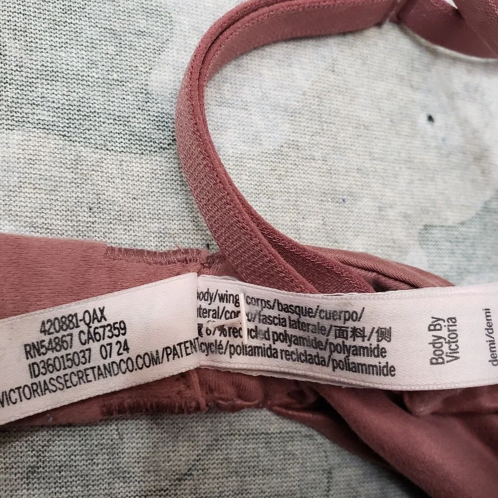 Victoria's Secret Bra‎ Women's 32D Purple body By Victoria Underwired